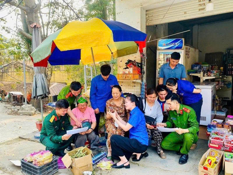 Mường Lát “đi từng ngõ, gõ từng nhà” đưa chuyển đổi số đến từng hộ dân