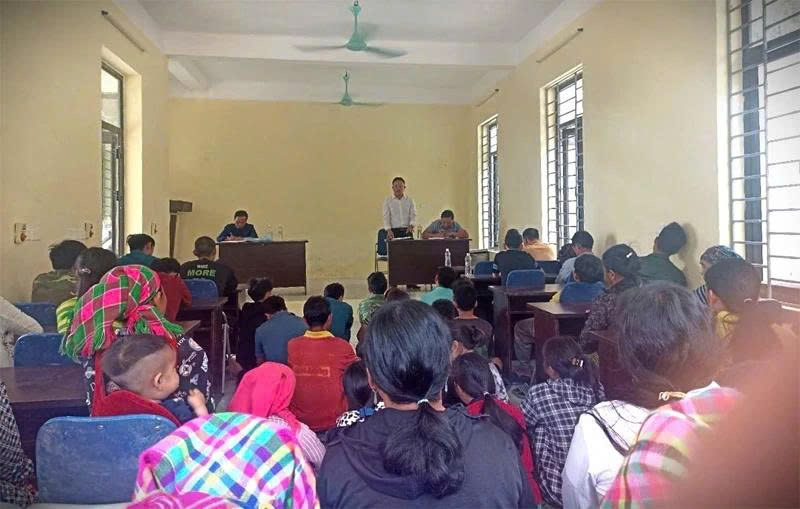 Ánh sáng từ “bình dân học vụ số” nơi rẻo cao (Bài 1): Bà con cùng cán bộ học “số”