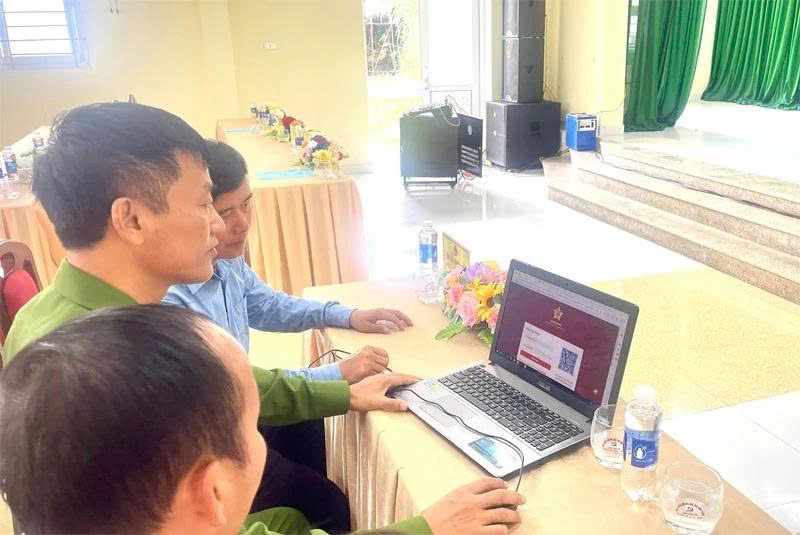 Ánh sáng từ “bình dân học vụ số” nơi rẻo cao (Bài 1): Bà con cùng cán bộ học “số”