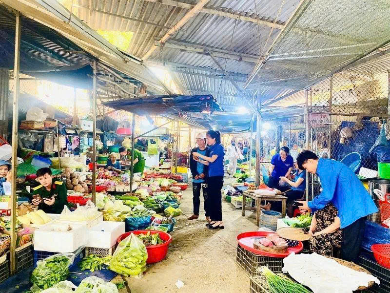 Mường Lát “đi từng ngõ, gõ từng nhà” đưa chuyển đổi số đến từng hộ dân